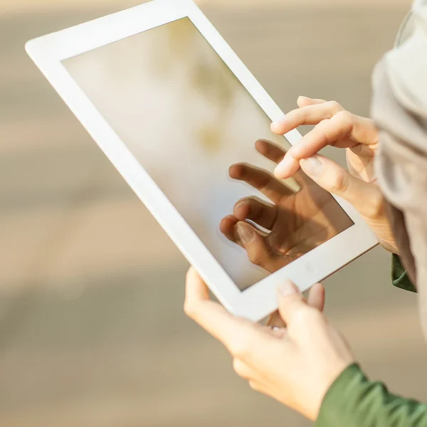 Vrouw met behulp van digitale tablet pc in het park. — Stockfoto