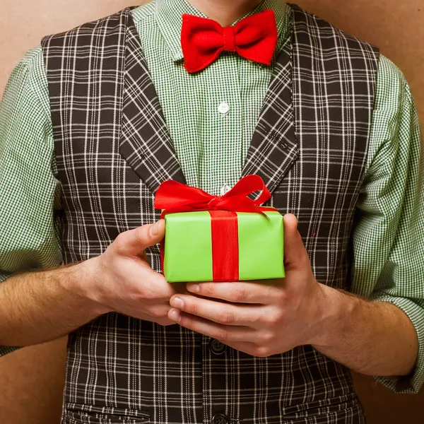 Chlap drží dárek — Stock fotografie