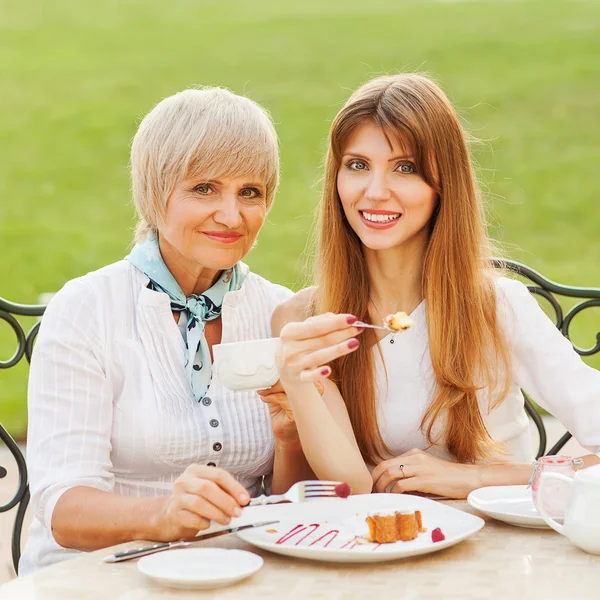 Seniorin mit erwachsener Tochter — Stockfoto