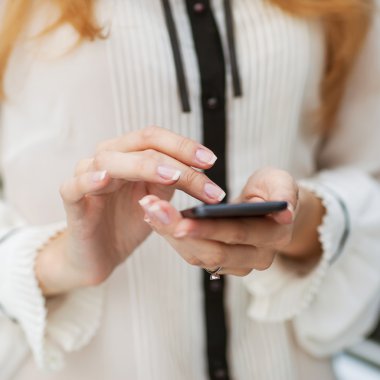 genç güzel kadın sms cep telefonunuza yazıyor..