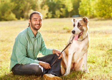 adam ve Orta Asya çoban Parkta yürümek. Ne saklıyor