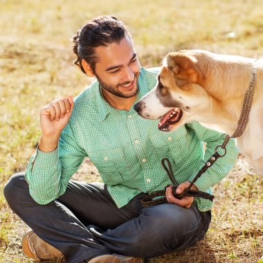 adam ve Orta Asya çoban Parkta yürümek. Ne saklıyor