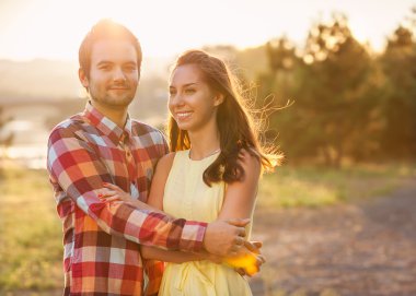 Açık havada aşık genç bir çift