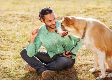 adam ve Orta Asya çoban Parkta yürümek. Ne saklıyor