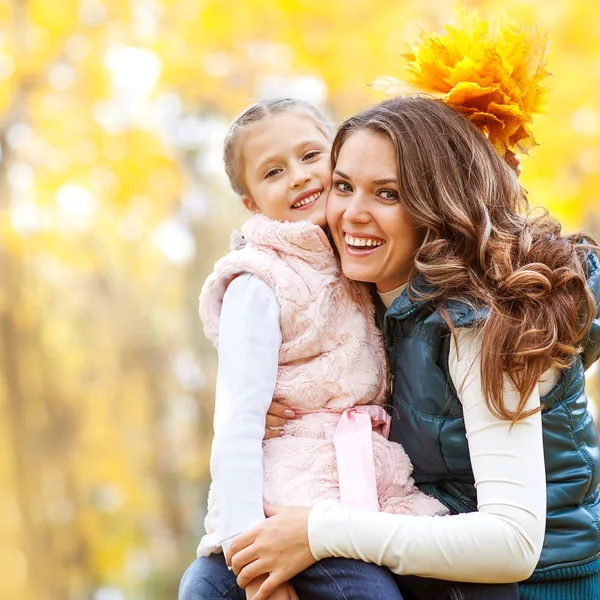 Madre e hija jugando en el parque de otoño —  Fotos de Stock