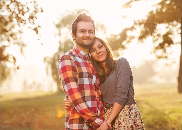 Jovem casal apaixonado ao ar livre — Fotografia de Stock