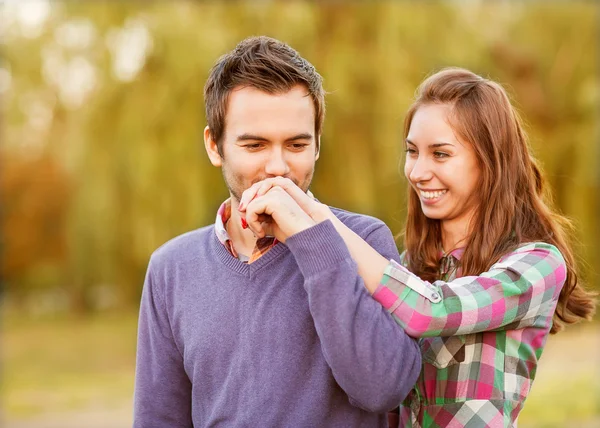 Joven pareja en amor al aire libre — Foto de Stock