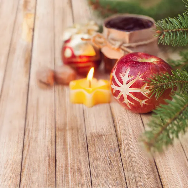 Kerst dennenboom met decoratie op een houten plank — Stockfoto