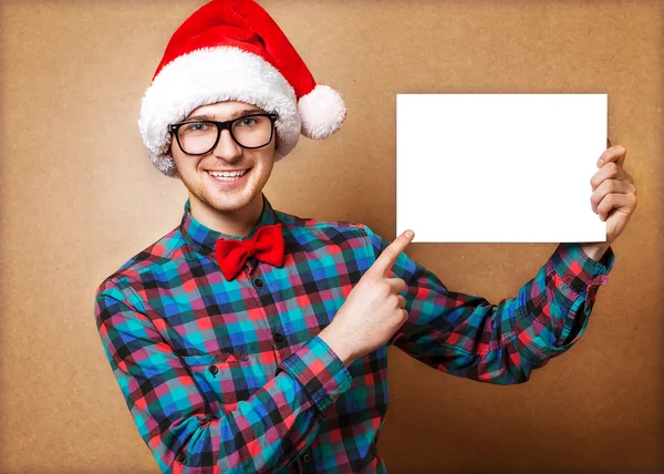 Hipster Santa Claus señalando en blanco signo en blanco con sonrisa — Foto de Stock