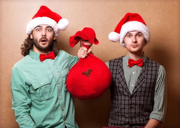 Giysi hipster iki duygusal Noel Baba kılığında — Stok fotoğraf