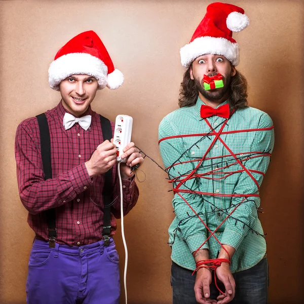 Dois caras para jogar com guirlanda de Natal — Fotografia de Stock