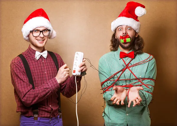 Twee jongens om te spelen met Kerstmis garland — Stockfoto