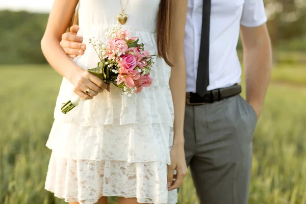 Nahaufnahme eines frisch verheirateten Paares im Park — Stockfoto