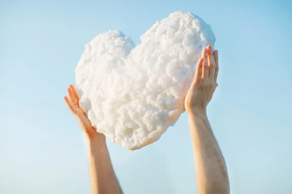 Jeune homme obtenir le cœur - nuage pour faire une offre à sa petite amie — Photo