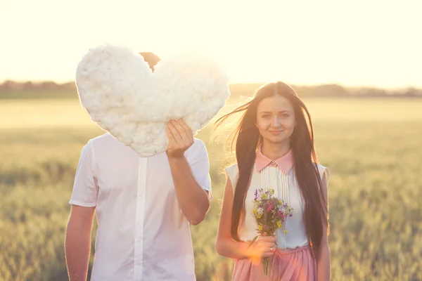 Portrait of couple in love that holdings heart — Stock Photo, Image
