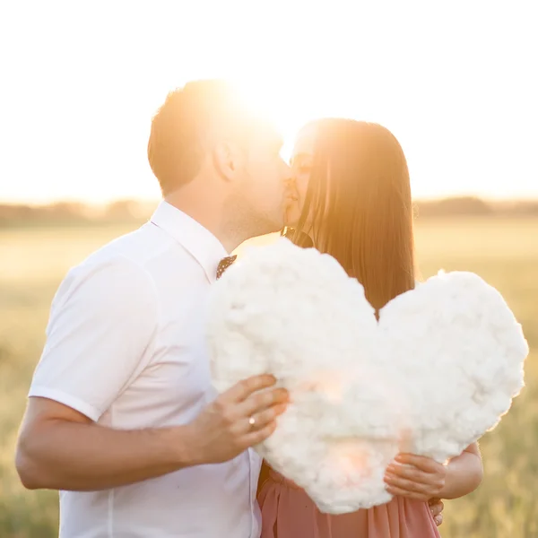 Junges Paar küsst sich — Stockfoto