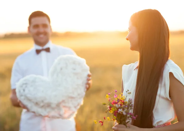 Gelukkige paar op zonsondergang met hart in handen, conceptie van de liefde, — Stockfoto