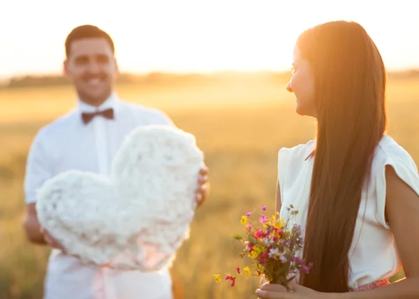 Couple heureux au coucher du soleil avec le cœur dans les mains, conception de l'amour , — Photo