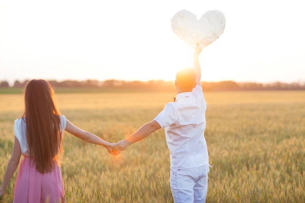 Casal apaixonado segurando um coração — Fotografia de Stock