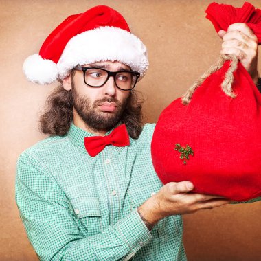 Noel Baba şapkası izole edilmiş erkek portresi. Noel hediyesi.