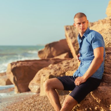 yakışıklı, genç, kaslı bir adam portresi