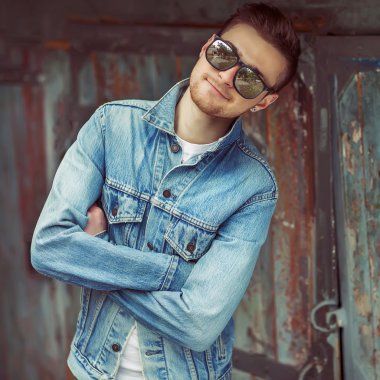 yakışıklı olan gözlük ve şık bir saç modeli ile.