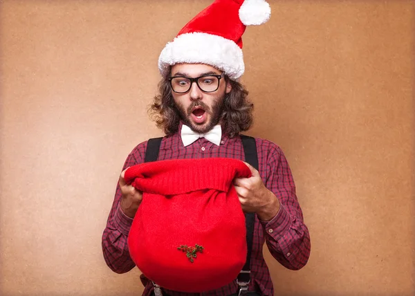 Guy holding een geschenk en emotioneel gelukkig kerstfeest — Stockfoto