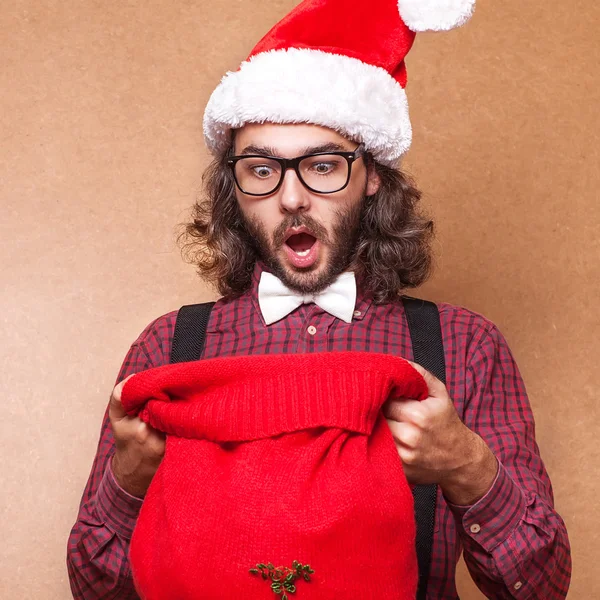 Guy holding een geschenk en emotioneel gelukkig kerstfeest — Stockfoto