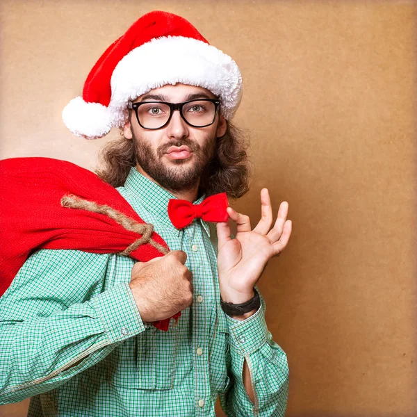 Weihnachtsmann schaut mit traditionellem Hintergrund in die Kamera — Stockfoto