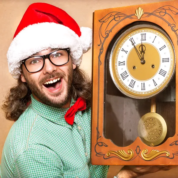 Foto del reloj de Santa Claus asombrado mostrando de cinco minutos a mediados —  Fotos de Stock