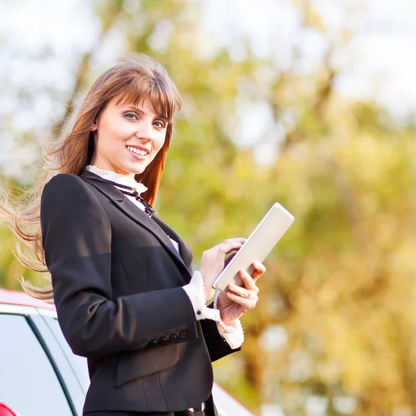 Mujer de negocios que trabaja en tableta digital al aire libre — Foto de Stock