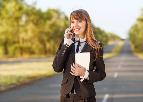 Businesswoman specifies the transaction by phone — Stock Photo, Image