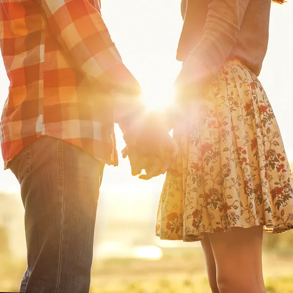 Jeune couple amoureux marchant dans le parc d'automne Image En Vente