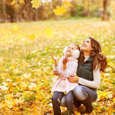 Anne ve kızı arasında sonbahar sonbahar Park eğlenmek