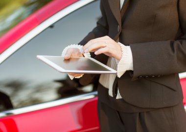 kadın parkta dijital tablet PC'yi kullanma.