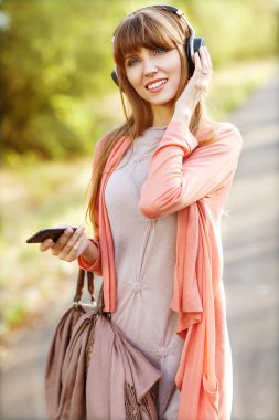 genç güzel kız sokakta mp3 çalar müzik