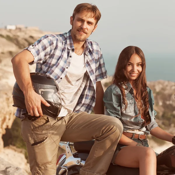 Feliz pareja de amor joven en scooter disfrutando de sí mismos en viaje — Foto de Stock