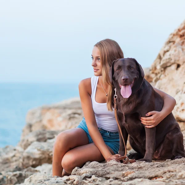 야외에서 앉아 그녀의 아름 다운 개를 가진 여자의 초상화. — 스톡 사진