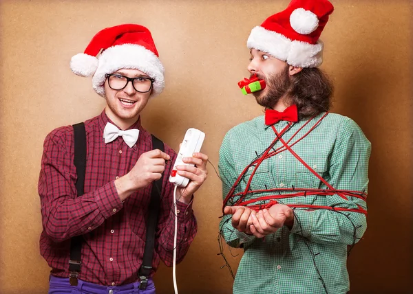 Deux gars pour jouer avec la guirlande de Noël — Photo