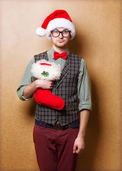 Chapeau de Noël Père Noël isolé homme portrait tenir cadeau de Noël — Photo