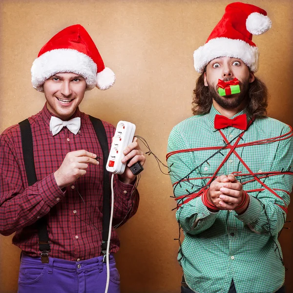 クリスマスの花輪と遊ぶ 2 人の男 — ストック写真