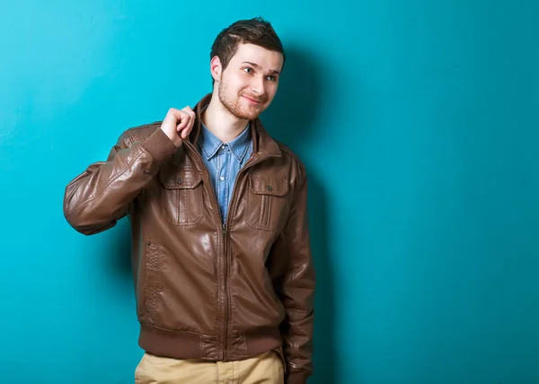 Retrato de moda del joven hombre hermoso en el estudio — Foto de Stock