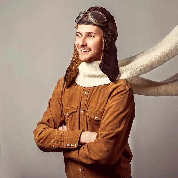 Jonge man mode poseren in vintage helm en glazen piloot. — Stockfoto