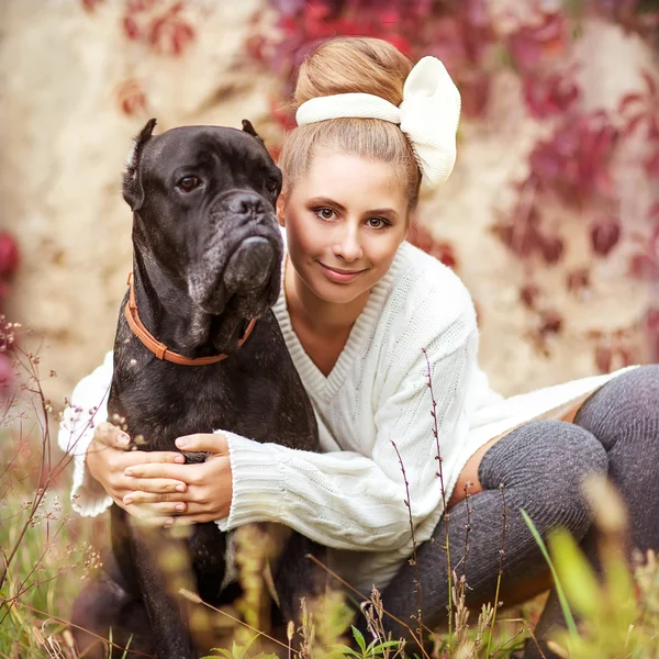 Portrét Mladá blondýnka objímala roztomilé štěně — Stock fotografie