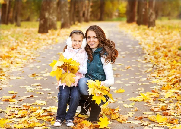 Anne ve kızı sonbahar parkta eğleniyor — Stok fotoğraf