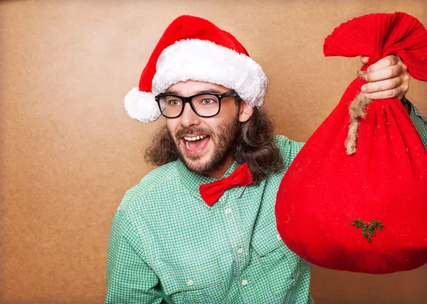 Hipster santa claus met de tas van de cadeautjes — Stockfoto