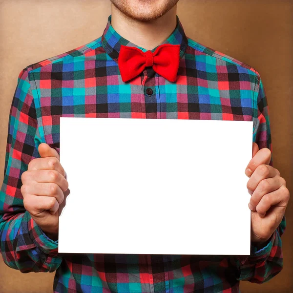 Primo piano di mani uomo che mostrano bordo bianco vuoto — Foto Stock