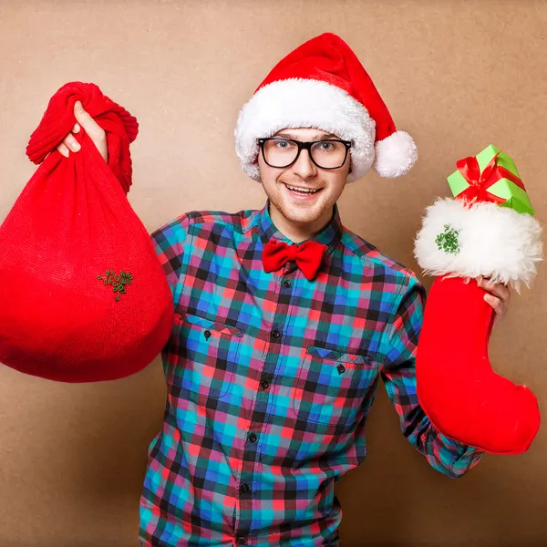 Kerl mit Geschenk und emotional frohe Weihnachten — Stockfoto