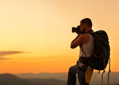 doğa fotoğrafçısı dağlarda fotoğraf çekmek