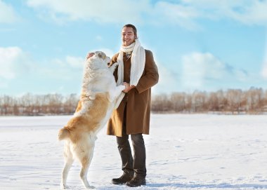 adam ve Orta Asya çoban göle yürüyerek